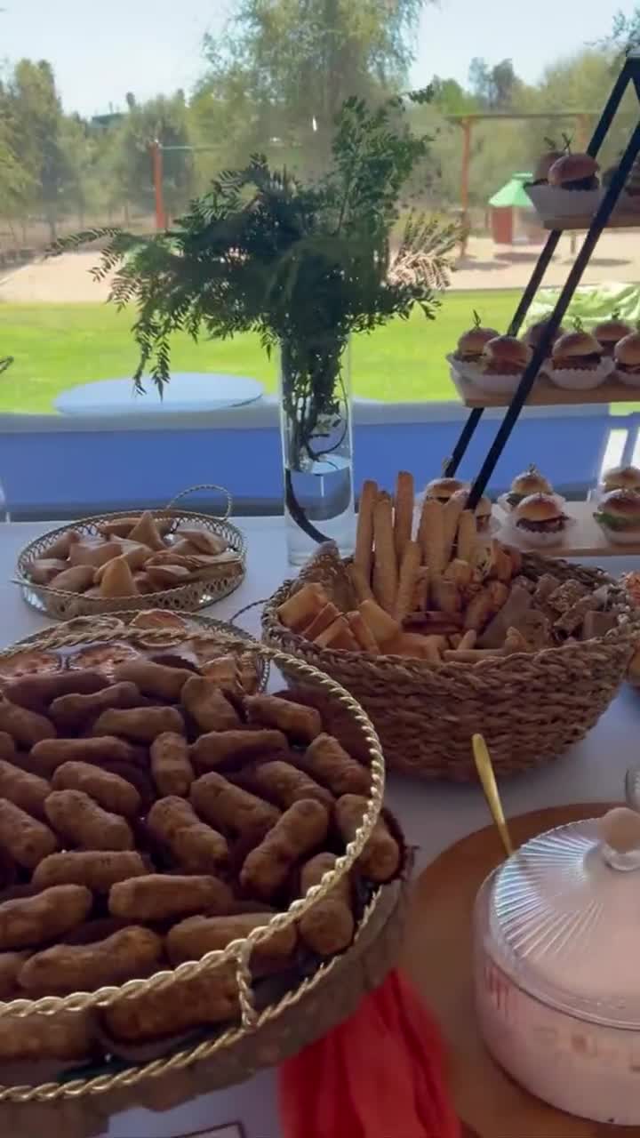 Mesa de buffet montada ao ar livre