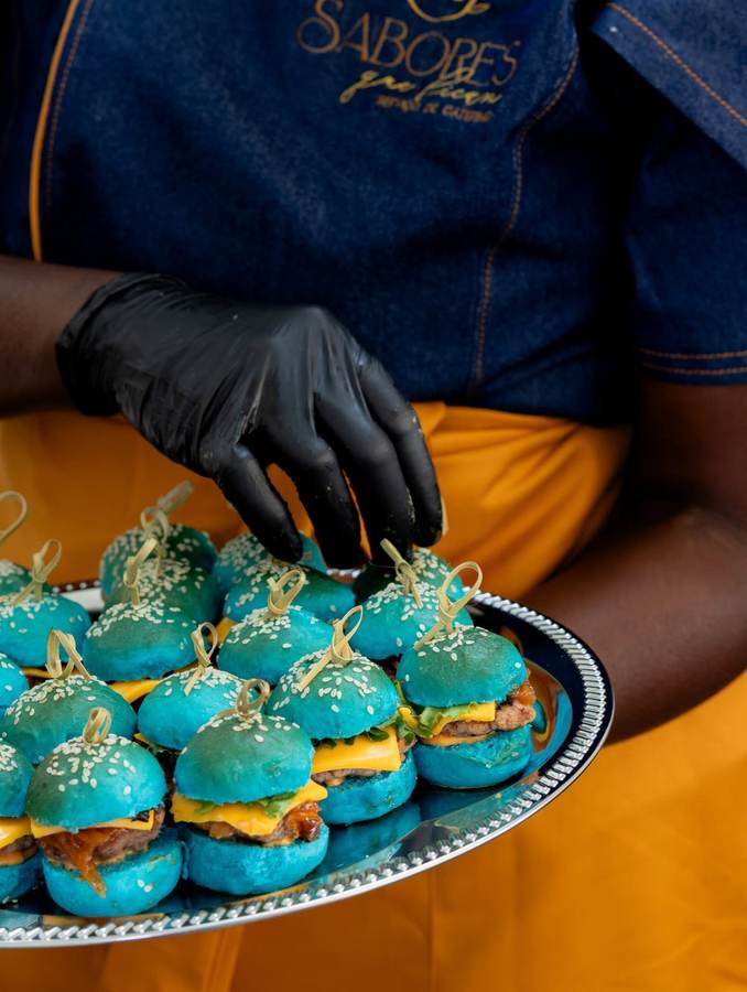 Mini hambúrgueres de pão azul numa bandeja