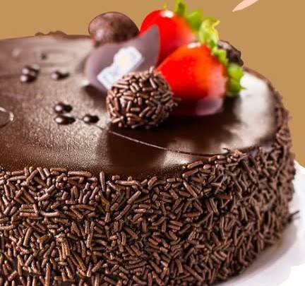 Bolo de brigadeiro com morangos